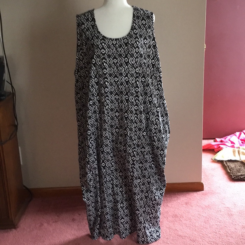 NWOT (Bought by mail) Black and white pattern dress with pockets.